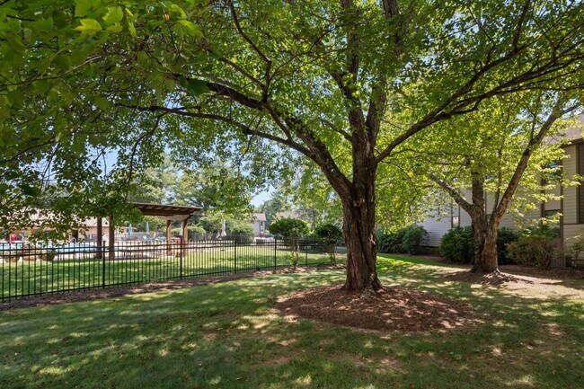 Building Photo - 201 Racquet Club Rd