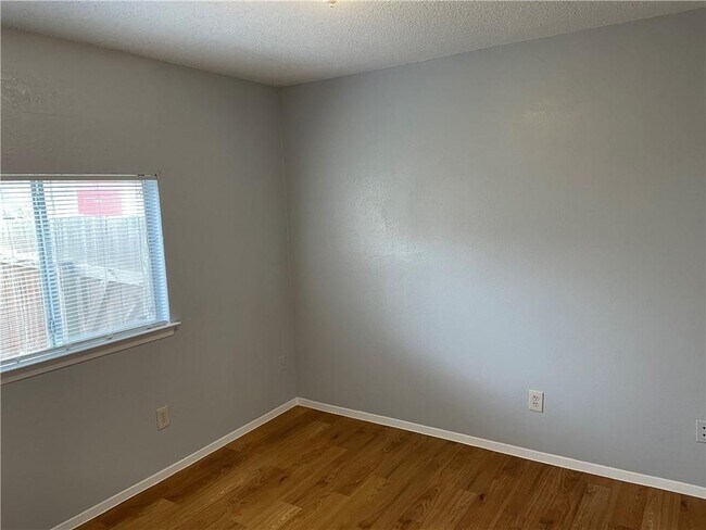 Building Photo - 105 Meteor Dr