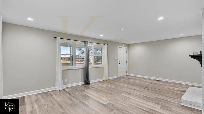 Building Photo - 605 Apple St