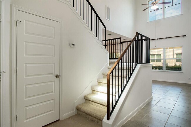 Building Photo - 1620 Bryant Dr