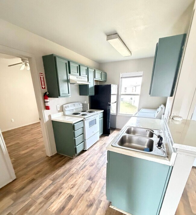 Building Photo - AVAILABLE NOW! - FULLY FURNISHED