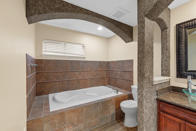 Building Photo - 2602 Cloverfield Ct