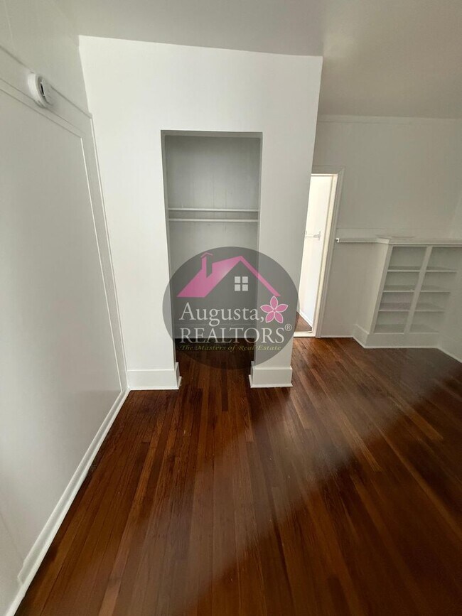 Building Photo - Large one bedroom near ACU
