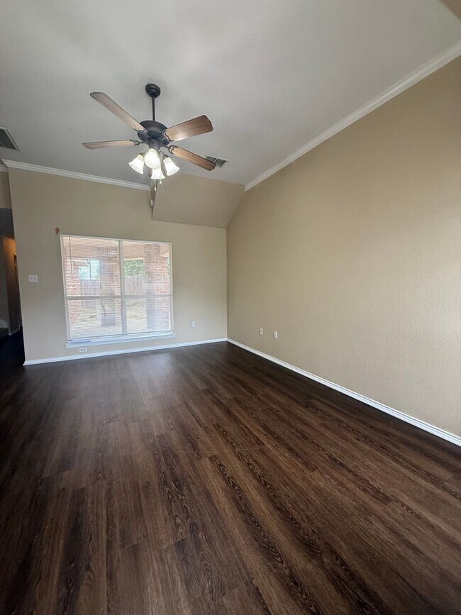 Building Photo - 3/2.5/2 2 STORY - Great Location near Main St
