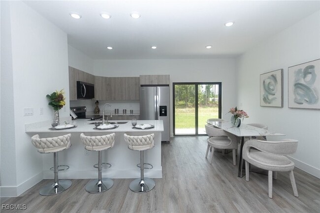 Building Photo - 1123 Deauville St E