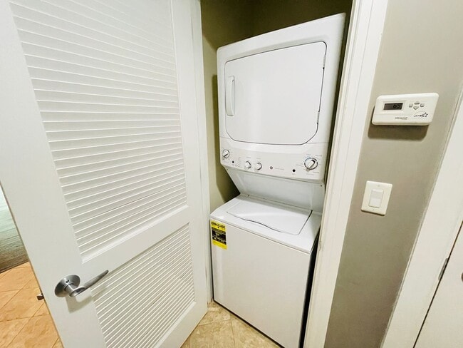 Building Photo - Modern High-Rise Condo in Downtown Orlando...