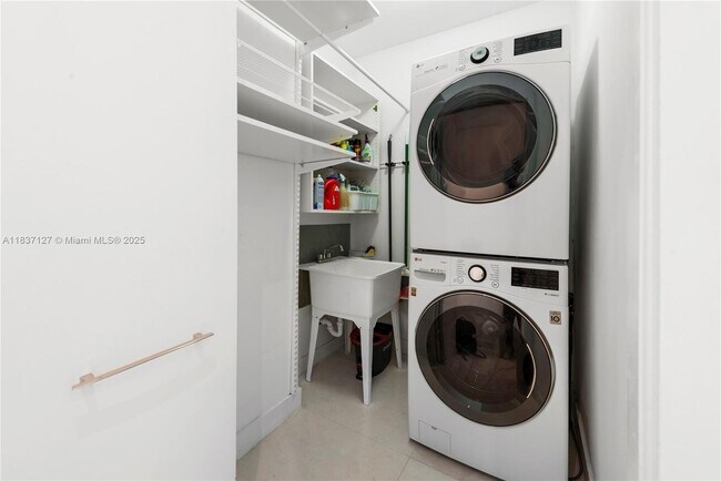 Building Photo - 808 Brickell Key Dr