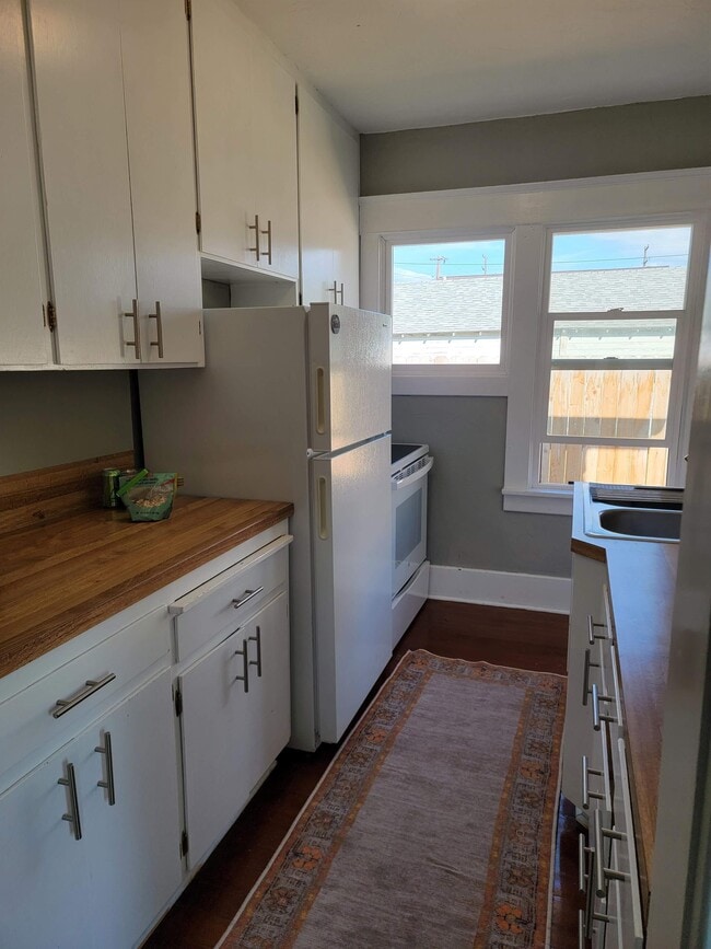 Building Photo - 515 E Callender St
