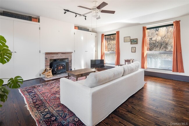 Building Photo - 689 S Mountain Rd