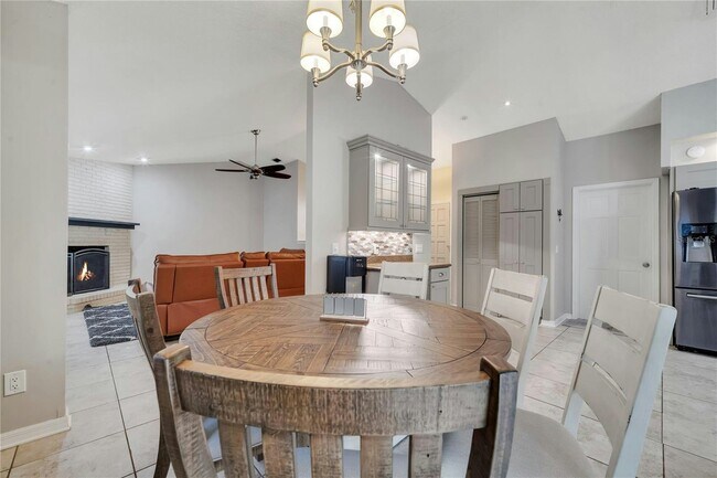 Building Photo - 755 Oak Terrace