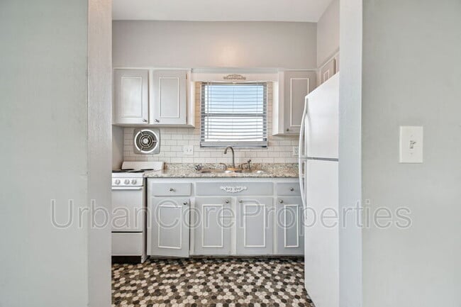 Building Photo - 321 24th Ave N