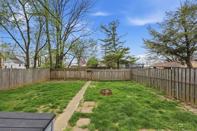 Building Photo - 735 E Mithoff St