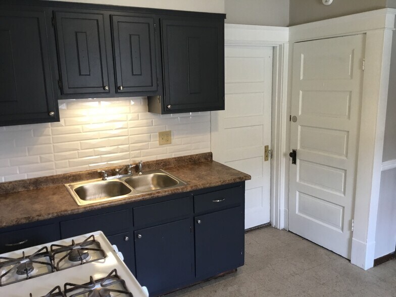 Building Photo - 1204 E 10th St