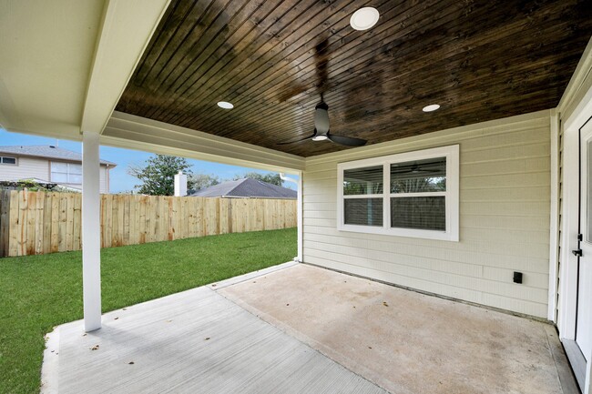 Building Photo - 15411 Town Green Dr