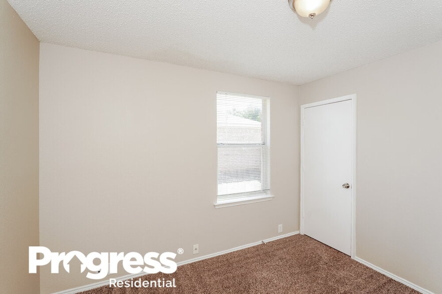 Building Photo - 1519 Columbia Dr