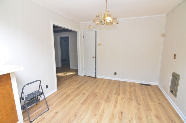 Building Photo - Quaint Charlotte Park Home