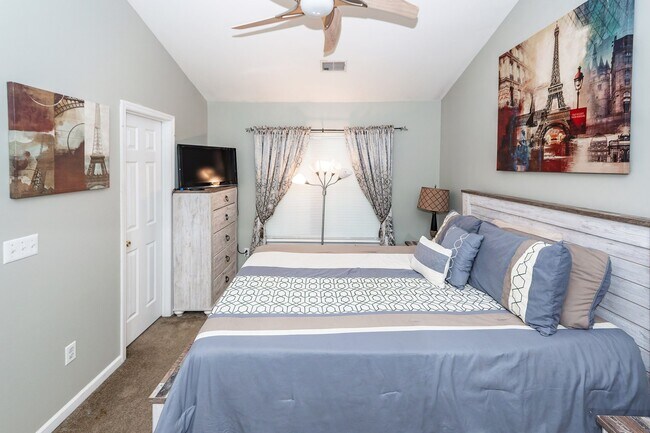 Building Photo - 7988 Shadow Oak Dr