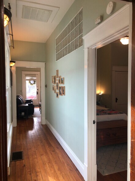 Hallway looking back to living room - 1819 Deerwood Ave