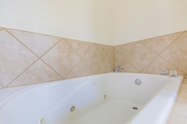 Building Photo - Beautiful Home W/Solar Panels