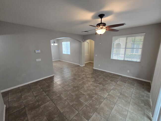 Building Photo - 950 S Wallrade Ln