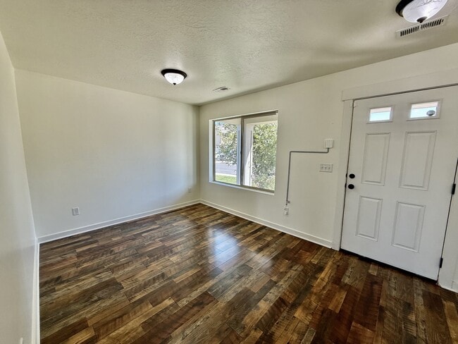 Building Photo - 722 S Willow Park Dr