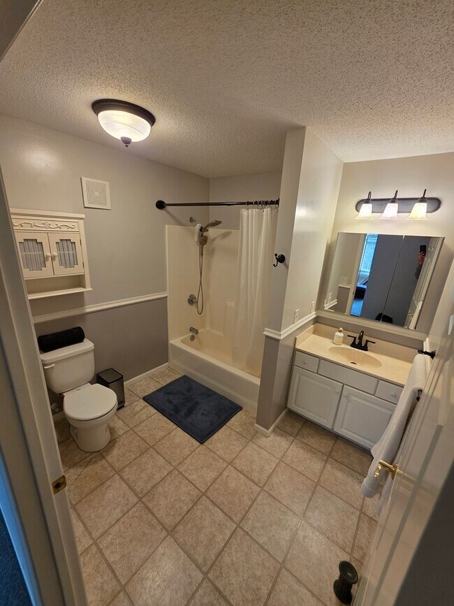 Building Photo - Main floor 2br condo Available!