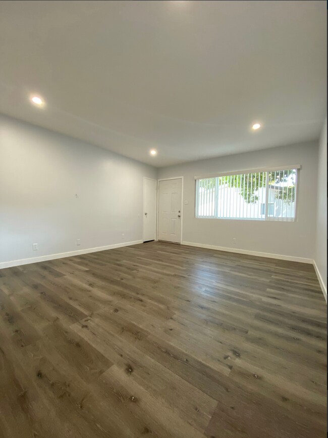 Building Photo - Stunning 2 Bedroom 1 Bath Home in a Private Oasis!