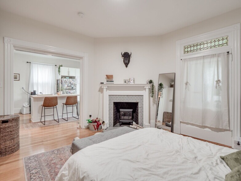 Building Photo - 3 Monmouth St