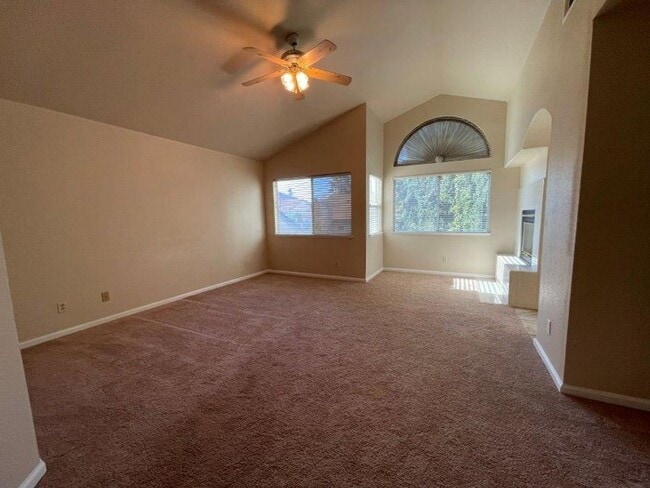 Building Photo - Large Open 4 Bedroom