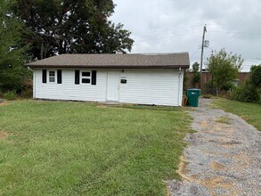 Building Photo - 1609 Armand Dr