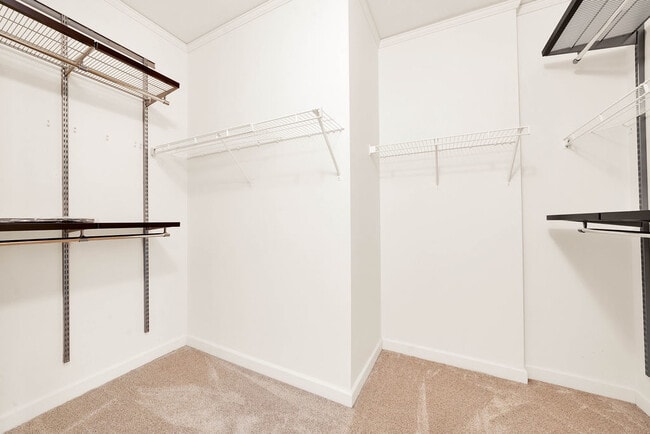 Building Photo - 450 E Waterside Dr