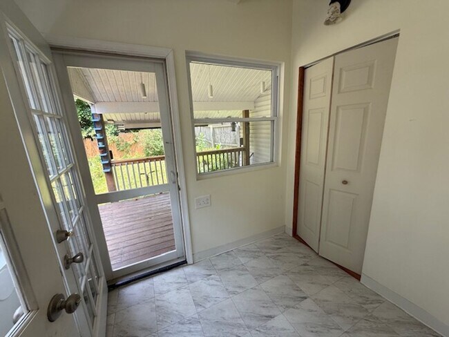 Building Photo - Charming 2 Bed, 2.5 Bath Home with Den & B...