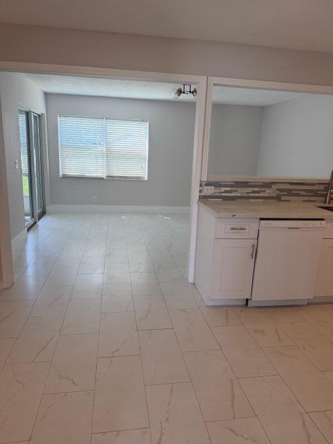 Building Photo - 9448 Saddlebrook Dr