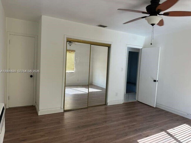 Building Photo - 2458 Plunkett St