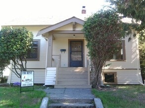 Building Photo - Bungalow on Corner Lot in University District!
