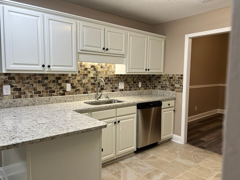 Building Photo - 112 Creekview Trl