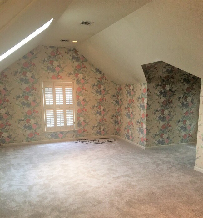 Building Photo - 3 bed 2 bath Riverside Home