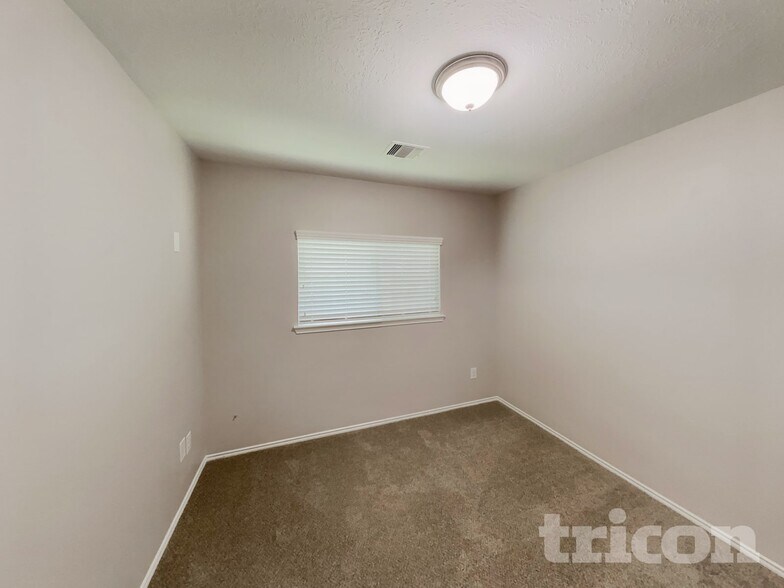 Building Photo - 15018 Mause Creek Dr