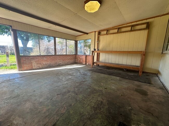 Building Photo - Lovely 3 Bed, 1 Bath with large backyard