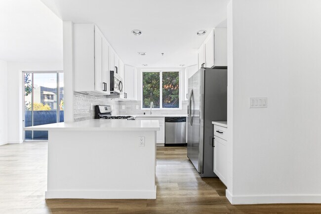 Beautifully remodeled kitchen - 900 S Harvard Blvd