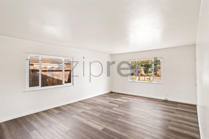 Building Photo - Unit