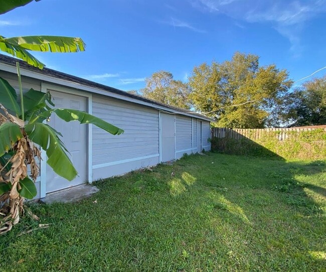 Building Photo - 830 N Combee Rd