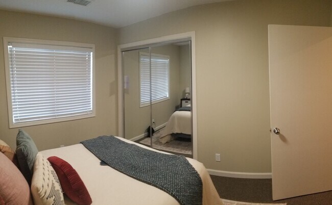 Building Photo - Immaculate 5 Bedroom 3 bath home with beautiful hill views!