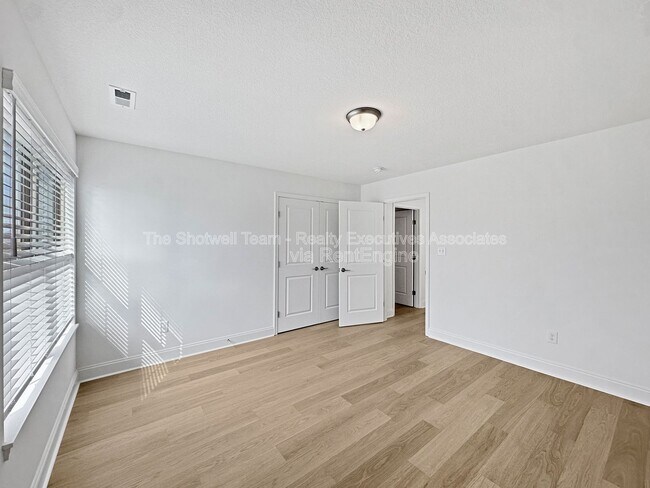 Building Photo - 1724 Bennett Vlg Dr