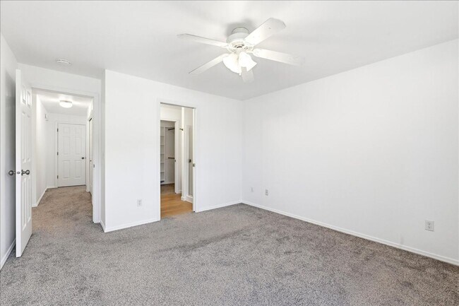 Building Photo - 3 Bedroom 2.5 Bathroom Townhouse in Southeast Boise
