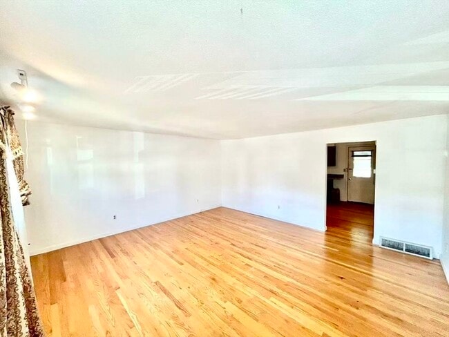 Building Photo - 42 Yorktown Ct