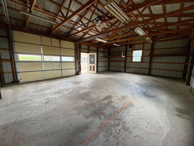 Building Photo - 3 Bedroom 2 Bathroom in Annville w/Huge Ga...