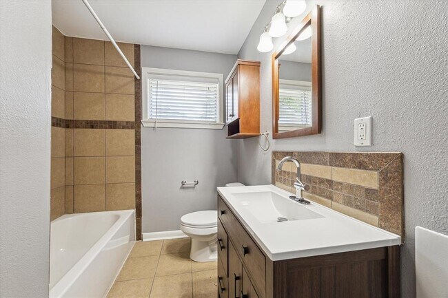 Building Photo - 10622 Oasis Dr