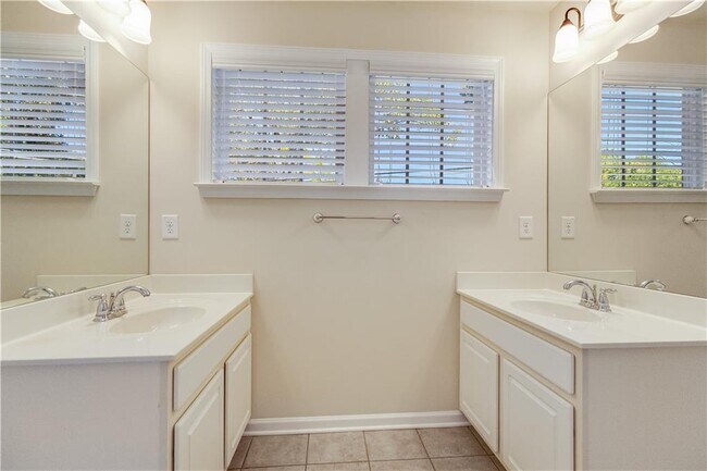 Building Photo - 1234 King Springs Ct SE
