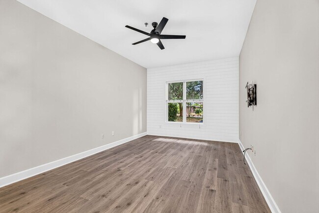 Building Photo - Modern Comfort in the Heart of Johns Island